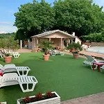 Daire Mediteran Fedett Medences Apartmanhaz *
