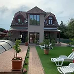 Daire Mediteran Fedett Medences Apartmanhaz