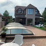 Daire Mediteran Fedett Medences Apartmanhaz Szántód