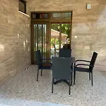 Daire Mediteran Fedett Medences Apartmanhaz *