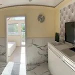 Mediteran Fedett Medences Apartmanhaz *
