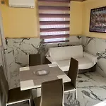 Daire Mediteran Fedett Medences Apartmanhaz Szántód