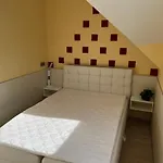 Daire Mediteran Fedett Medences Apartmanhaz *