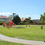 Daire Mediteran Fedett Medences Apartmanhaz Szántód