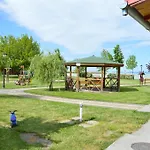 Daire Mediteran Fedett Medences Apartmanhaz *