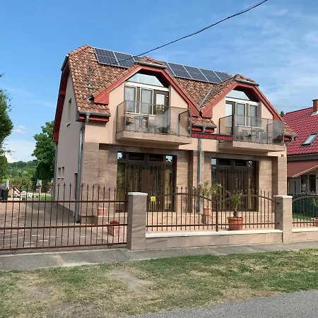 Mediteran Fedett Medences Apartmanhaz Daire Szántód