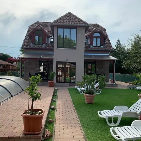 Διαμέρισμα Mediteran Fedett Medences Apartmanhaz