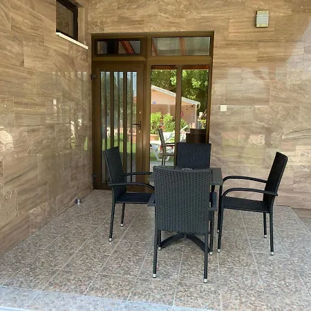 Διαμέρισμα Mediteran Fedett Medences Apartmanhaz *