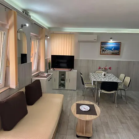 Mediteran Fedett Medences Apartmanhaz Daire Szántód