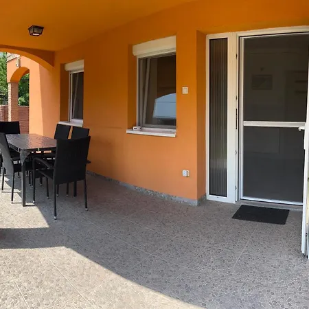 Mediteran Fedett Medences Apartmanhaz Szántód