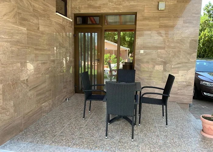 Daire Mediteran Fedett Medences Apartmanhaz *