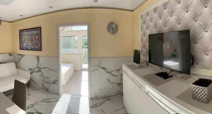 Mediteran Fedett Medences Apartmanhaz *