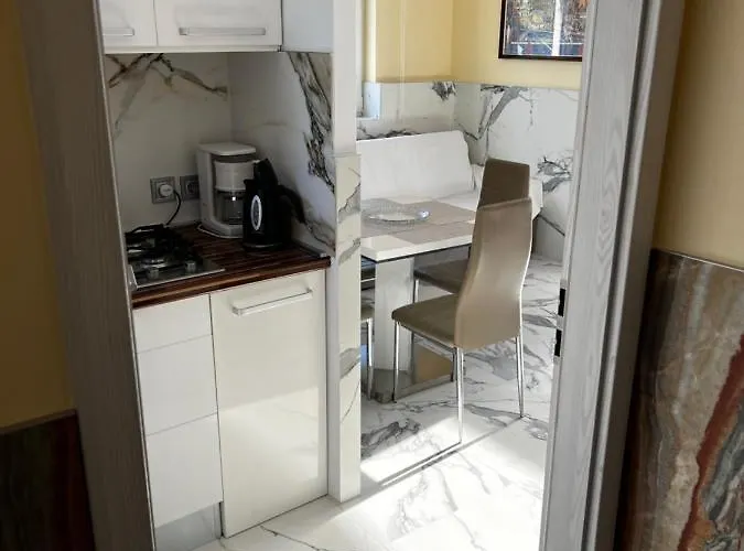 Mediterán Fedett Medencés