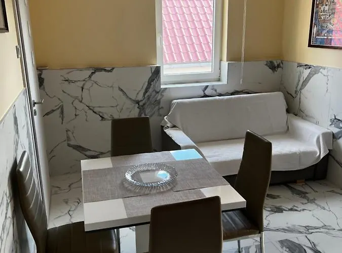 Mediterán Fedett Medencés