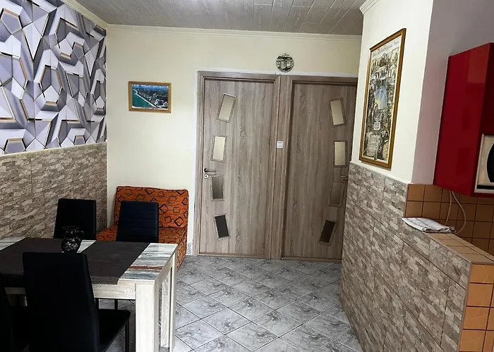 Mediterán Fedett Medencés