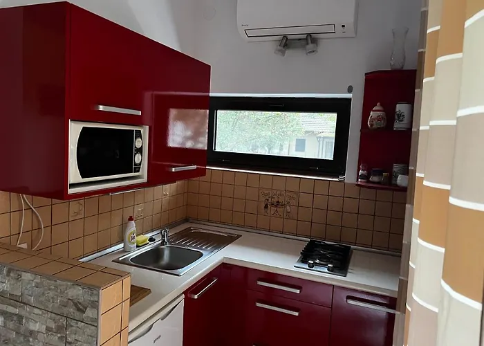 Mediterán Fedett Medencés